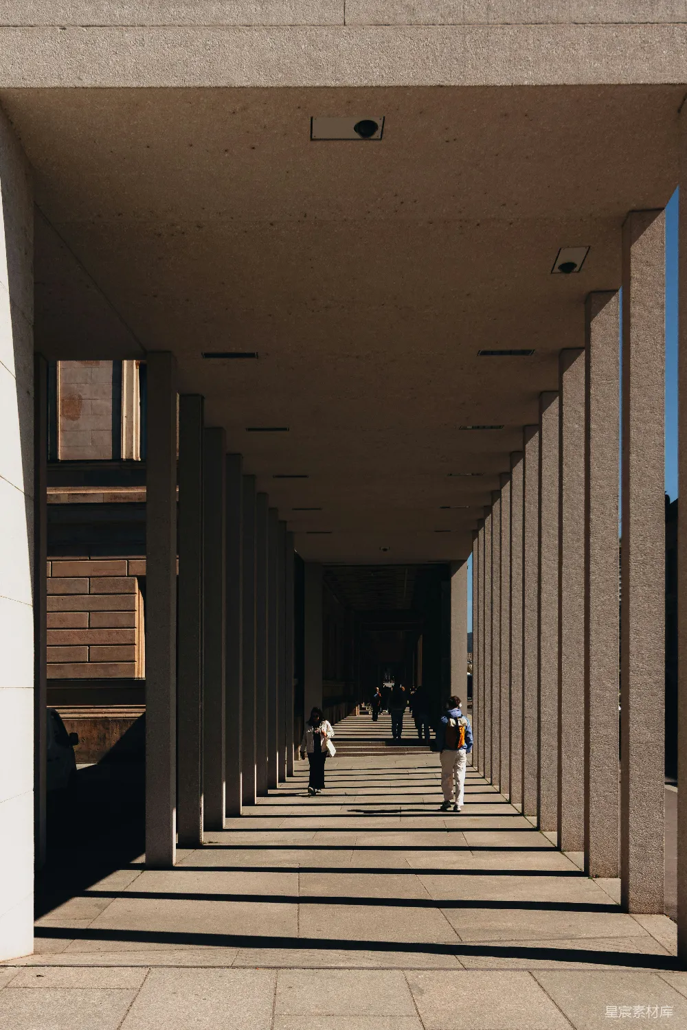 高清摄影 城市景观 建筑美学 光影效果 都市生活 几何线条 现代城市中的柱廊