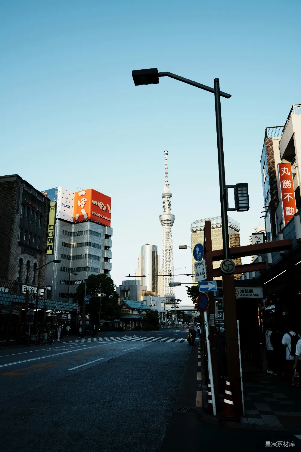 高清摄影 东京 晴空塔 都市 日本 城市风光 东京街头一隅，晴空下的东京晴空塔