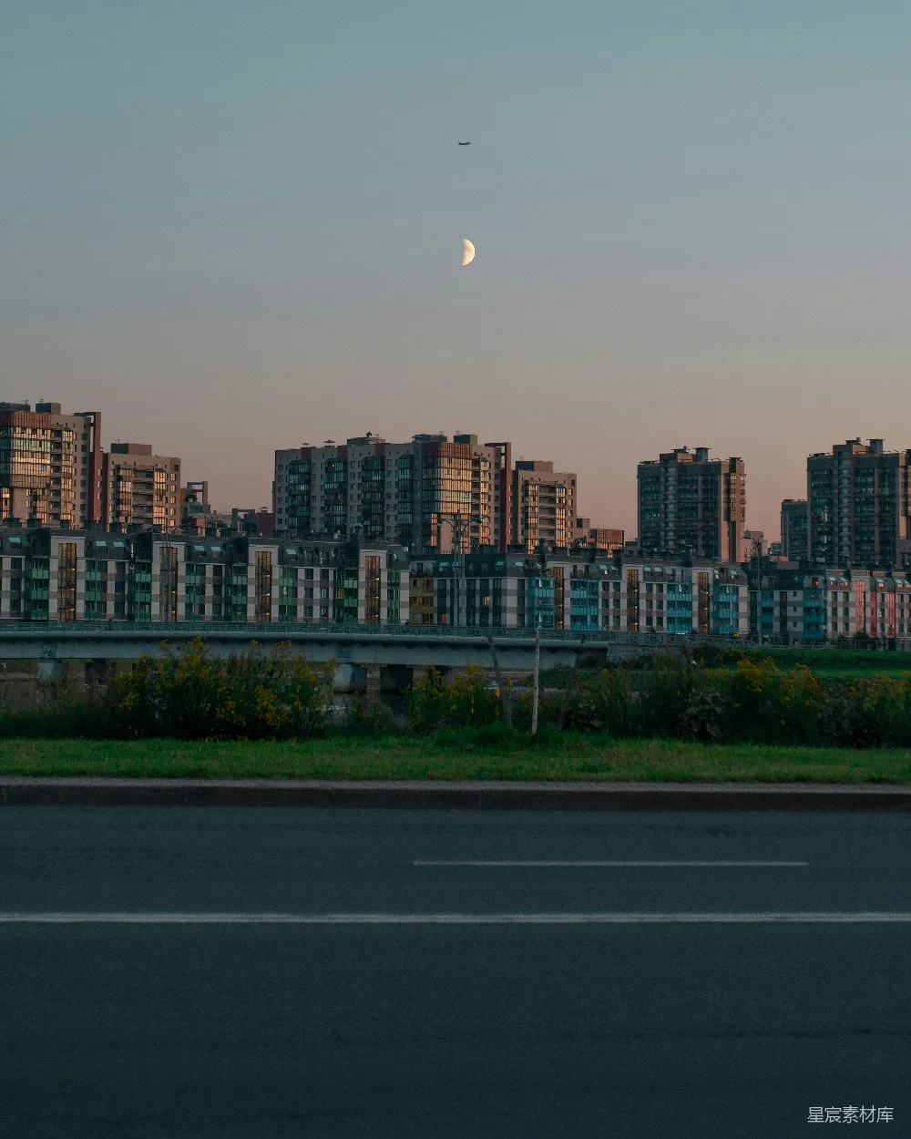 高清摄影 城市 黄昏 月亮 建筑 风景 暮色中的城市剪影