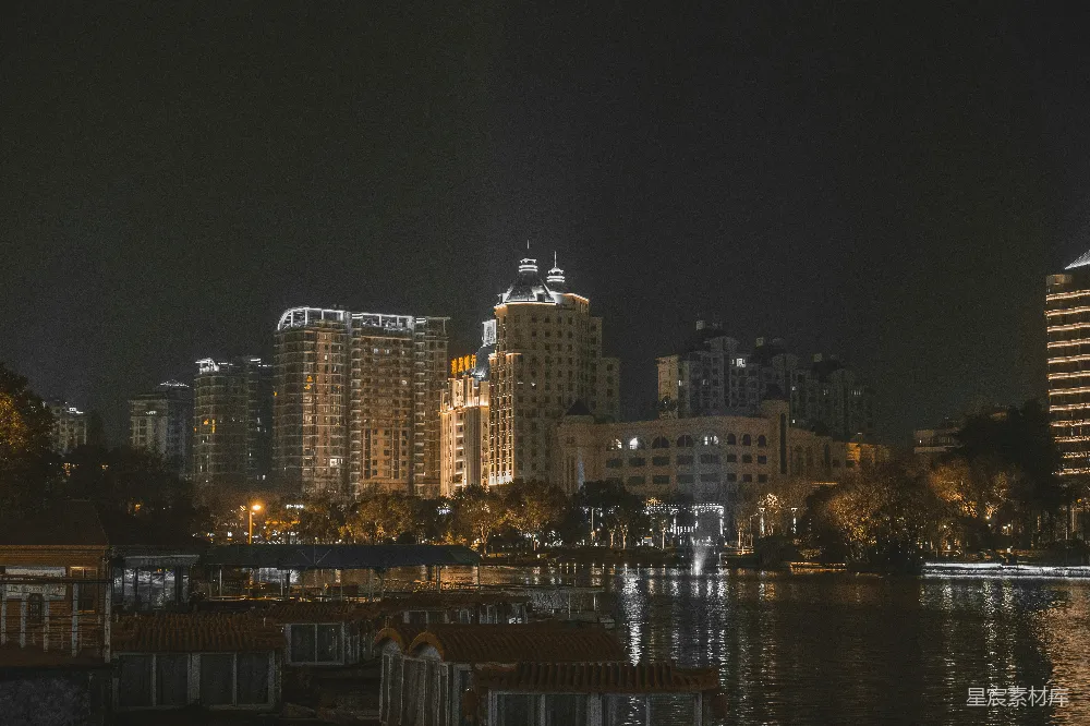 高清摄影 城市夜景 建筑 湖泊 灯光 宁静 夜幕下的城市与湖泊