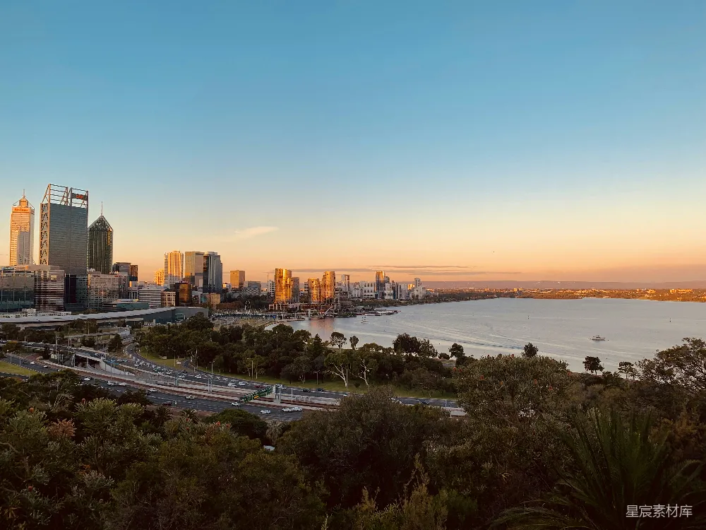高清摄影 城市风光 自然景观 城市天际线 日落 城市与自然 夕阳下的城市与湖泊