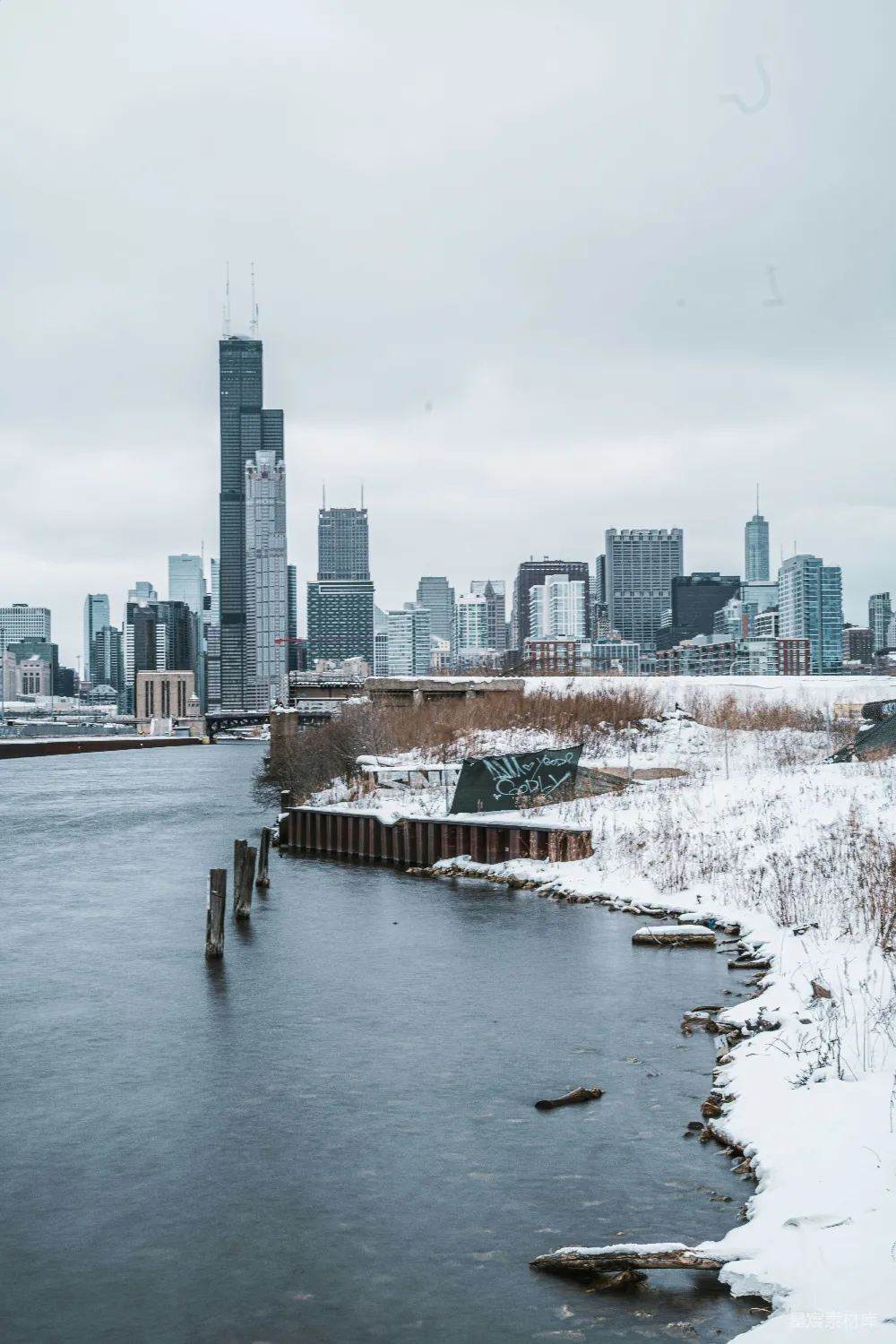 高清摄影 芝加哥 冬季 城市风光 河流 天际线 雪景中的芝加哥天际线