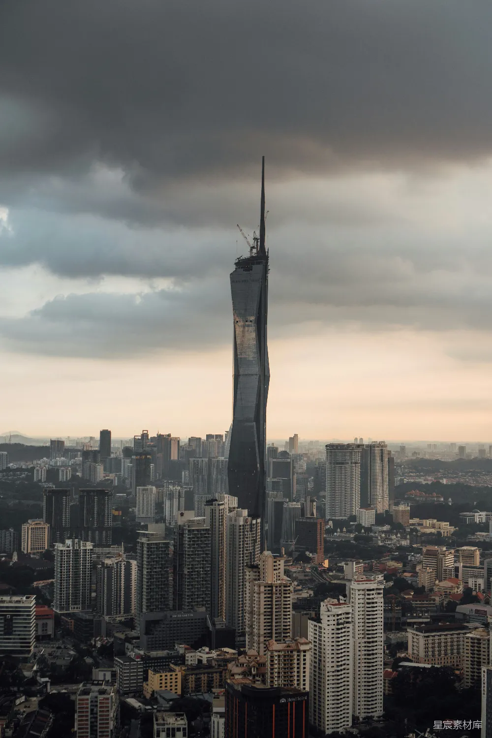 高清摄影 城市风光 高楼大厦 建筑艺术 现代都市 城市天际线 阴云下的现代化城市