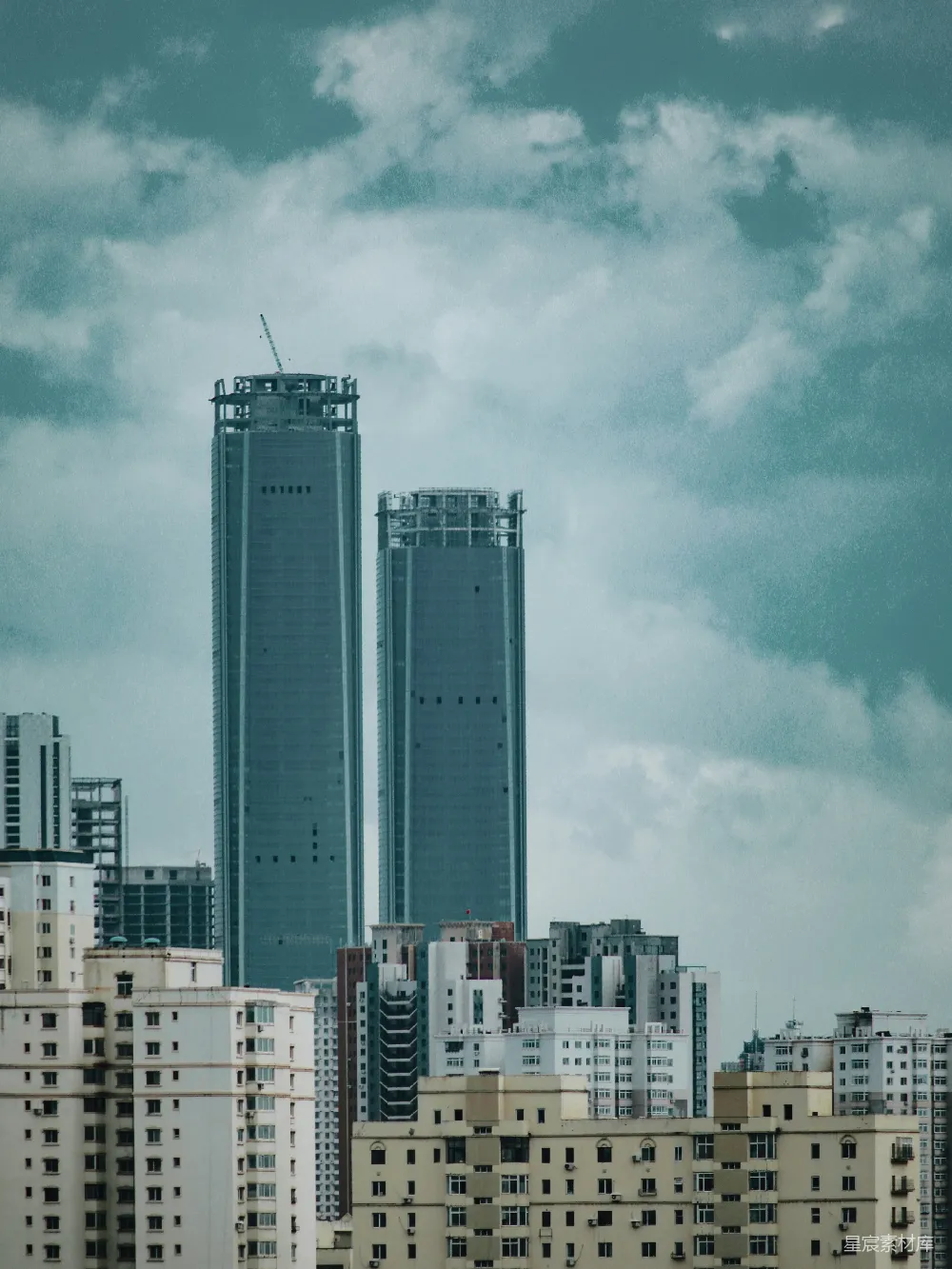 高清摄影 城市景观 建筑 天空 现代都市 云层 高楼建筑下的云海