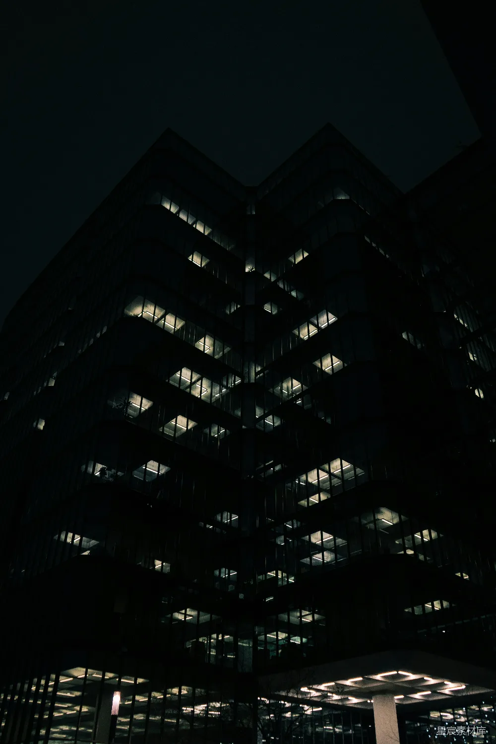 高清摄影 建筑 夜景 城市 现代 办公 夜晚的玻璃幕墙大楼