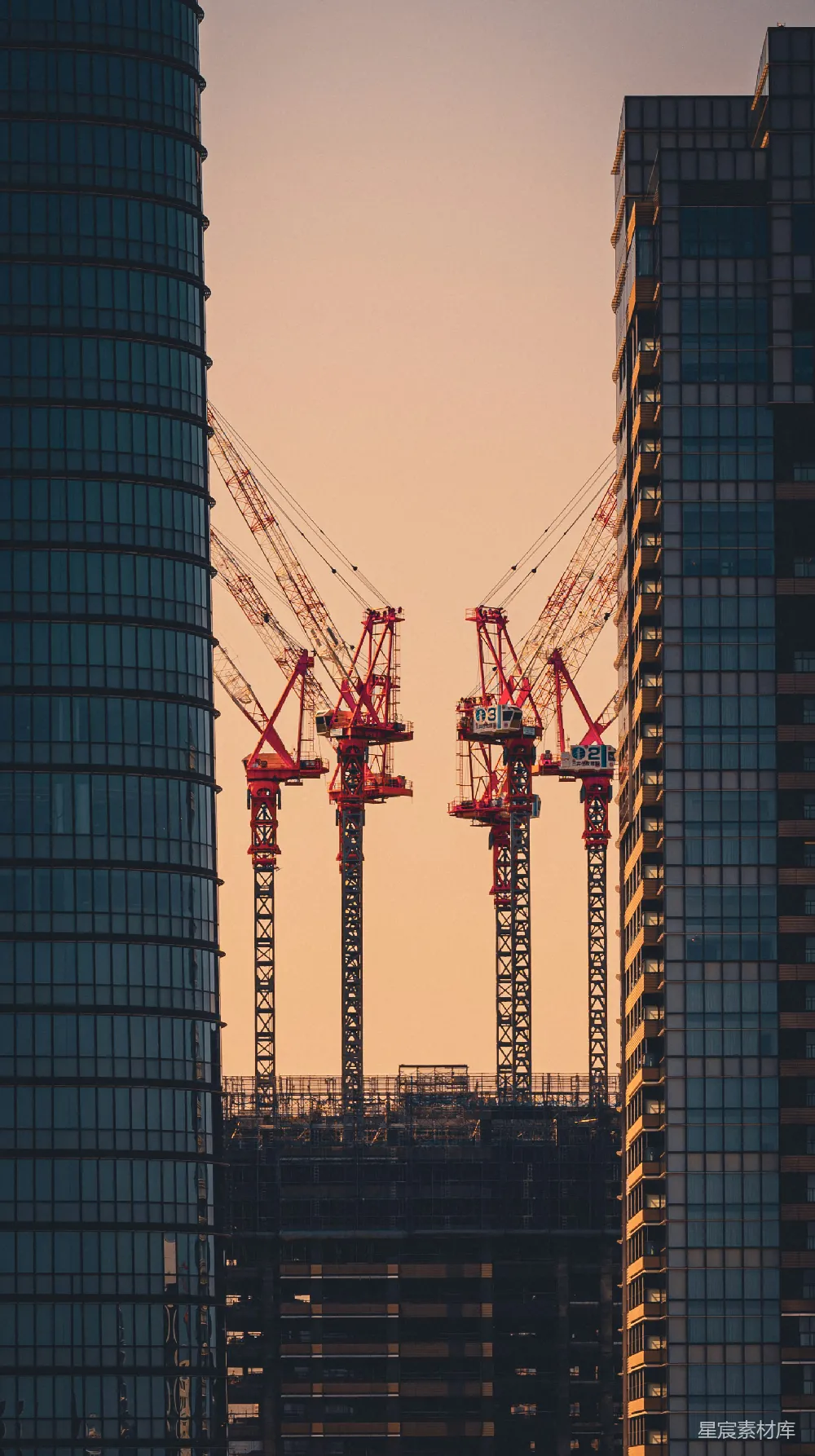 高清摄影 城市 建筑 日落 起重机 现代 城市的建造者：日落时分的起重机