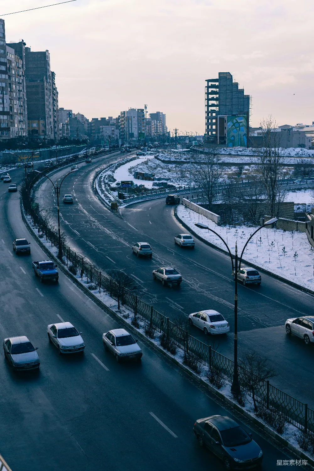 高清摄影 城市 冬季 交通 建筑 雪景 冬日城市的繁忙街道