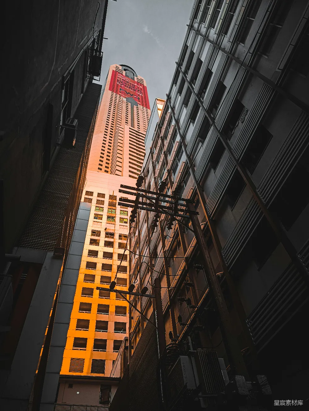 高清摄影 城市 建筑 光影效果 都市景观 现代化 都市中的巷弄与摩天大楼