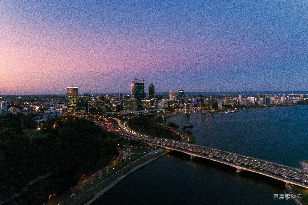 高清摄影 城市 黄昏 桥梁 河流 天际线 城市天际线黄昏时分的桥梁与河流