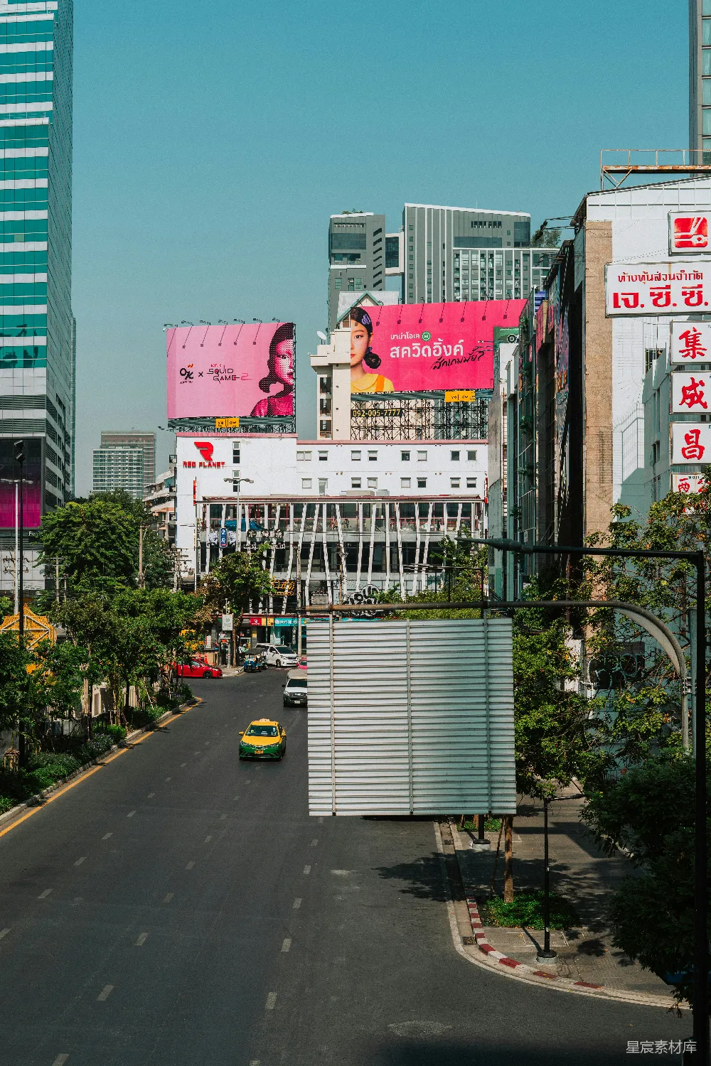 高清摄影 城市 广告牌 交通 建筑 晴天 现代都市的街道风景