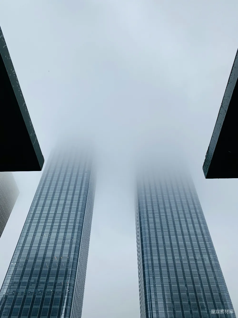 高清摄影 城市风光 摩天大楼 现代建筑 都市景观 自然与建筑 雾中双塔