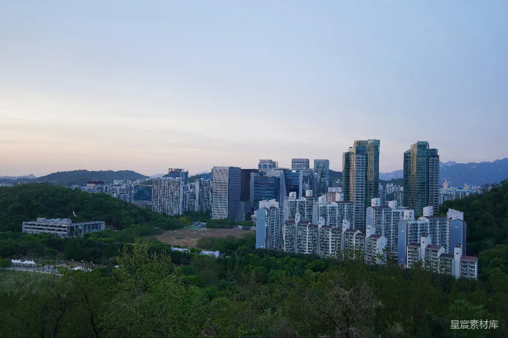 高清摄影 城市景观 自然环境 建筑群 日落时分 城市与自然 城市与自然的和谐共存