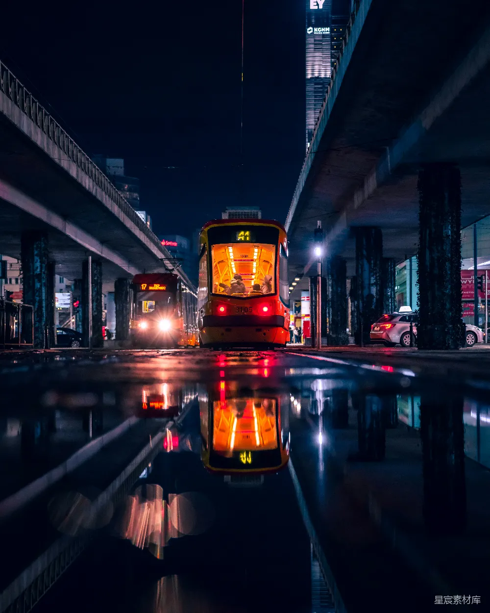 高清摄影 城市夜景 电车 倒影 夜晚 城市 夜幕下的电车与倒影