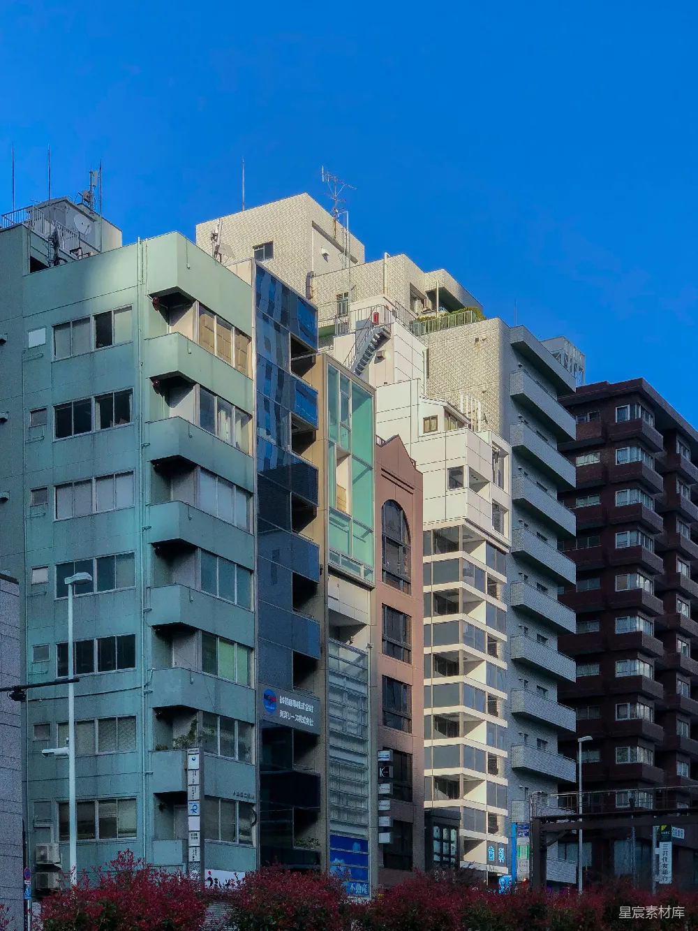 高清摄影 城市 建筑 阳光 晴天 都市 都市风景：阳光下的建筑群