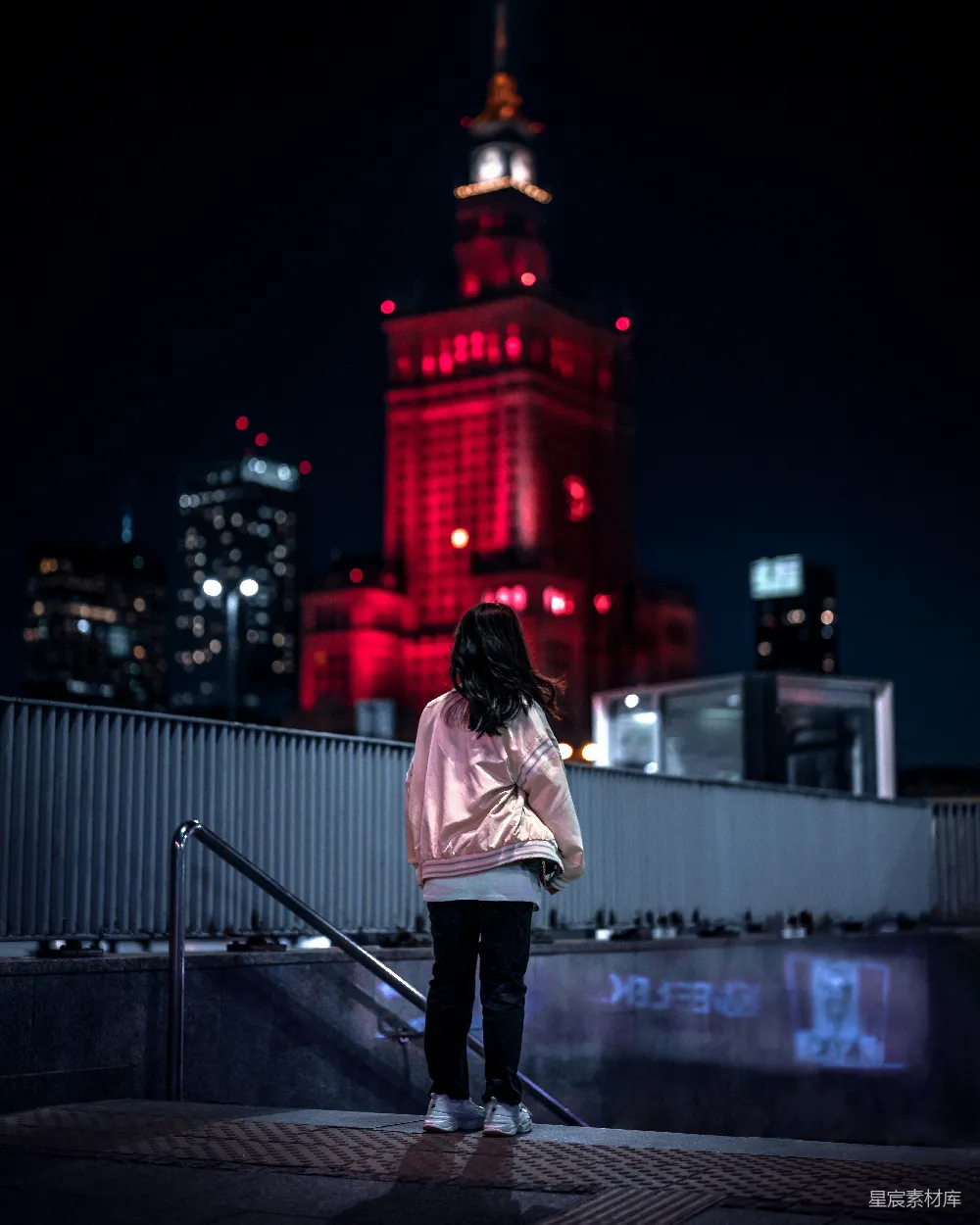 高清摄影 夜晚 建筑 背影 城市风光 孤独感 夜幕下的塔与背影