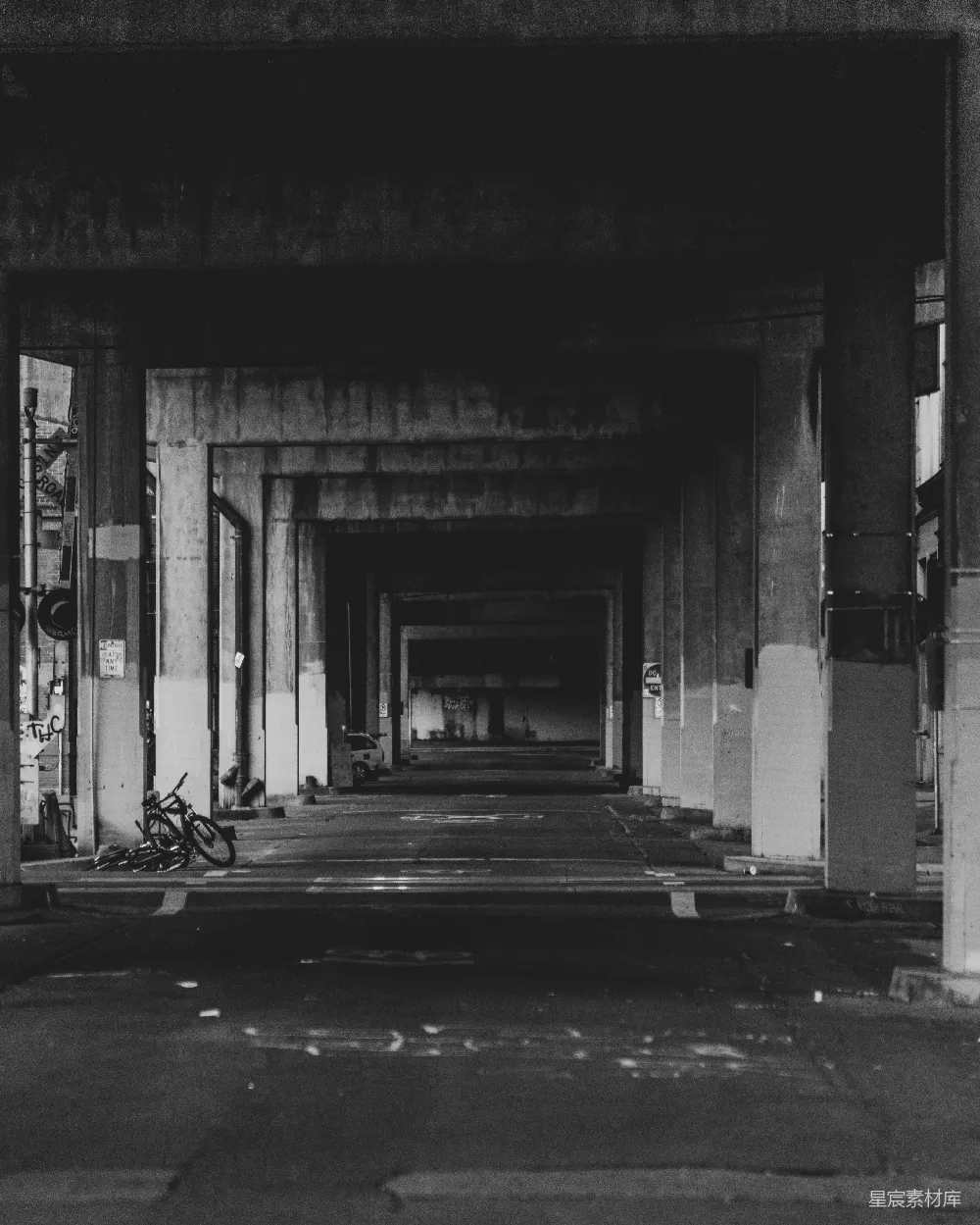 高清摄影 黑白摄影 城市景观 建筑结构 城市生活 空旷 城市下的空荡走廊
