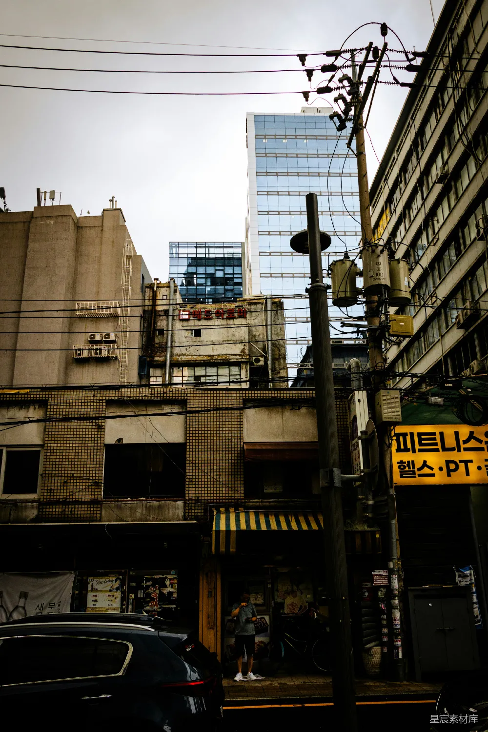 高清摄影 城市 街景 建筑 现代 旧建筑 城市街景：现代与旧建筑的交汇