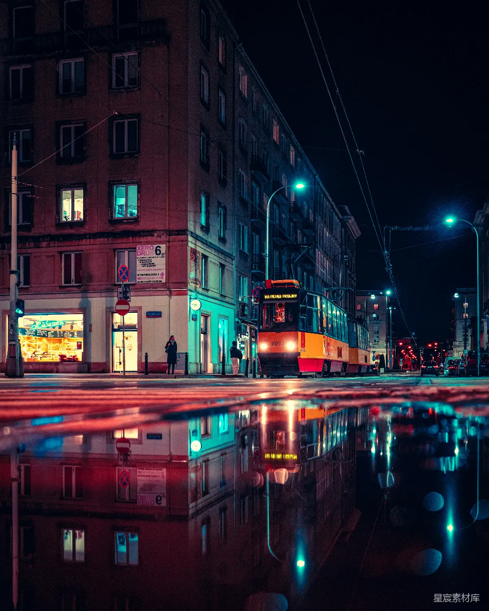 高清摄影 夜景 电车 倒影 城市 霓虹 夜色中的电车与倒影