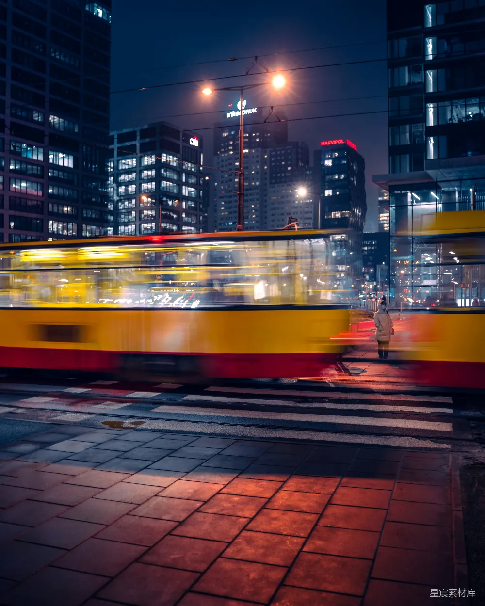 高清摄影 城市 夜景 电车 街景 现代 夜幕下的城市电车
