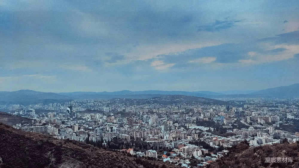 高清摄影 城市 建筑 风景 自然 旅游 山脚下城市的全景