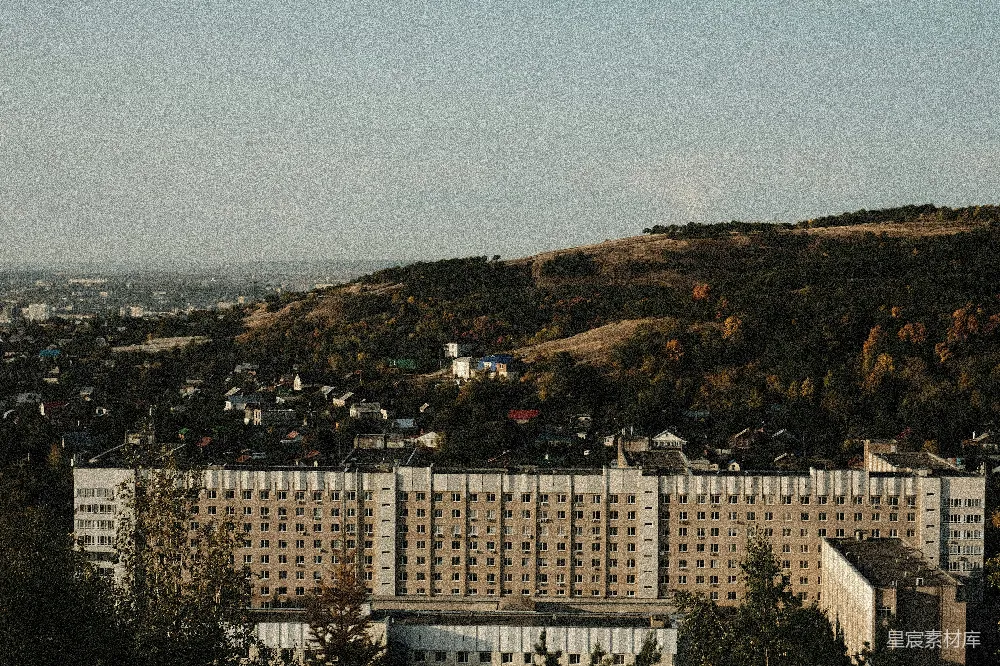 高清摄影 城市景观 自然与建筑 秋季风光 日落时分 城市山丘 城市与山丘的和谐景色
