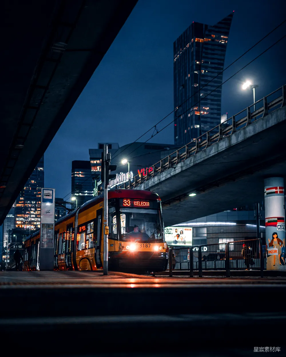 高清摄影 城市 夜景 电车 现代 交通工具 夜幕下的城市电车