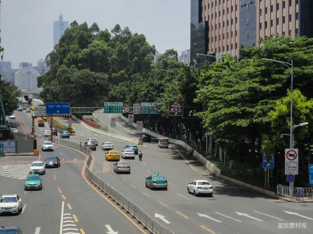高清摄影 城市道路 交通 现代建筑 绿化带 城市景观 现代城市中的繁忙道路