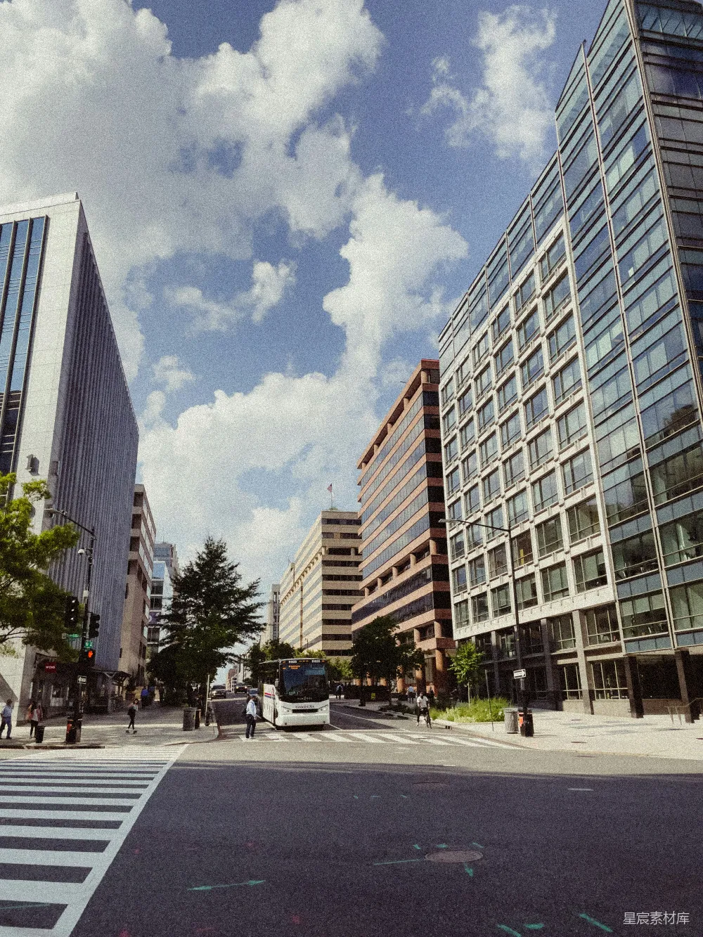 高清摄影 城市 建筑 交通 晴天 现代 城市街景与蓝天