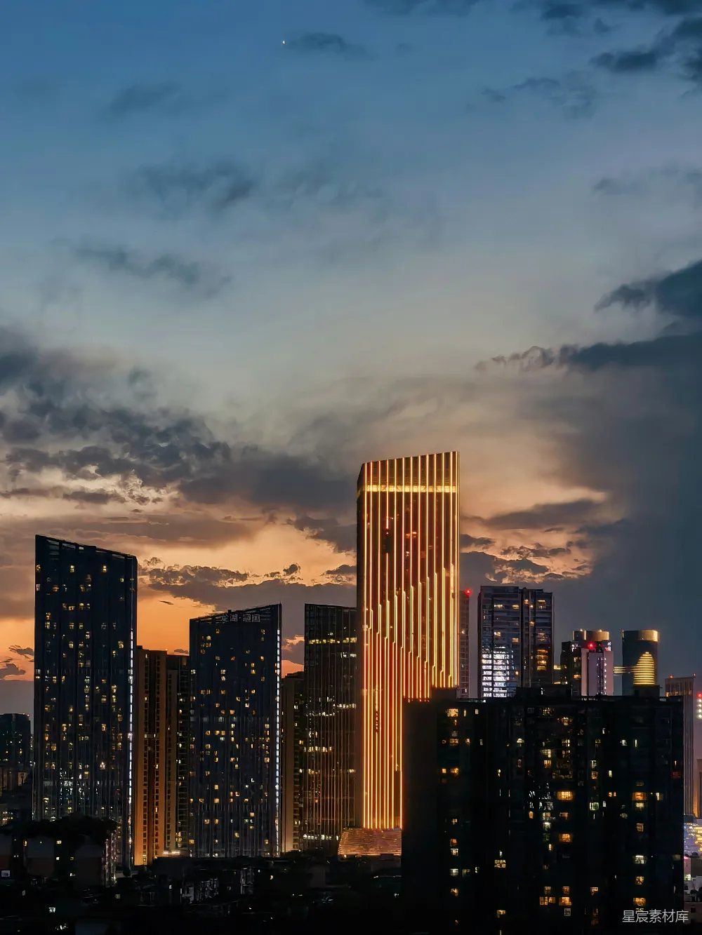 高清摄影 城市 夜景 摩天大楼 现代 都市 城市夜景中的摩天大楼