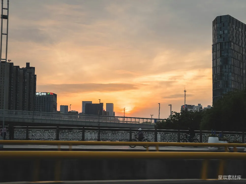 高清摄影 城市 黄昏 建筑 天空 行人 城市黄昏的剪影
