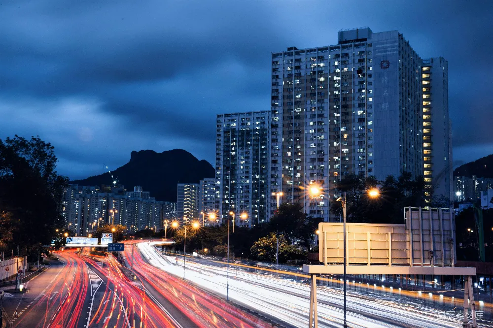 高清摄影 城市景观 夜晚 高楼大厦 交通 都市生活 都市夜景：繁忙公路与高楼