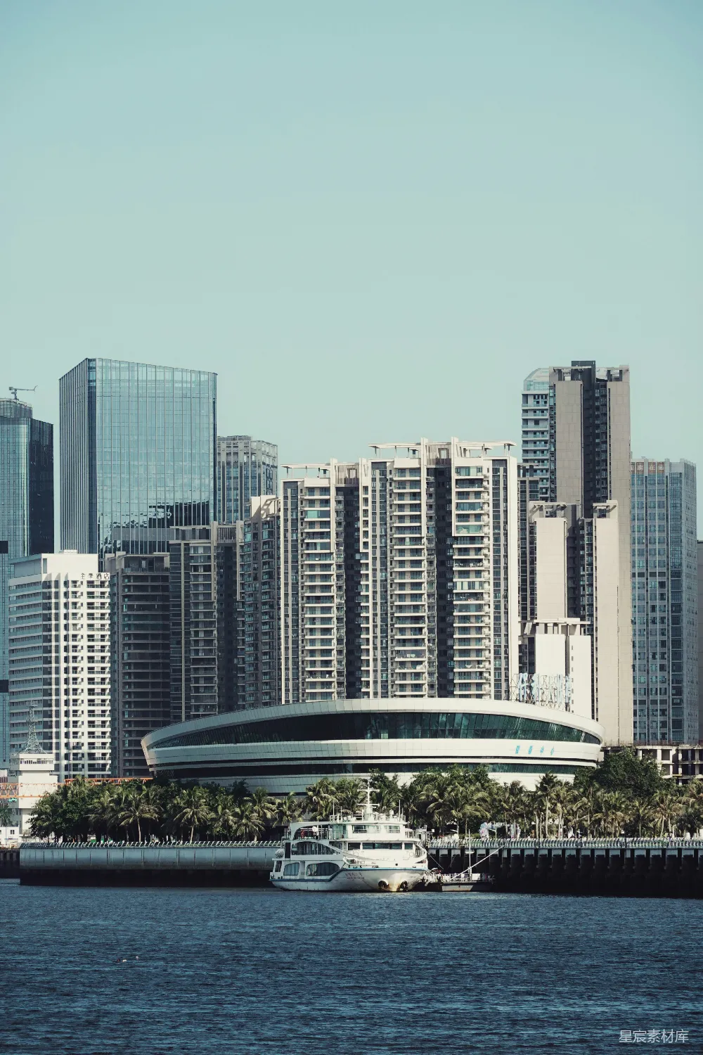 高清摄影 城市风光 现代建筑 河流 旅游 都市 都市河边的摩天大楼与游船