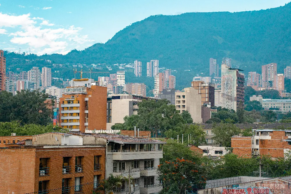 高清摄影 城市风光 自然景观 建筑艺术 城市风貌 户外摄影 城市与山丘的和谐景色