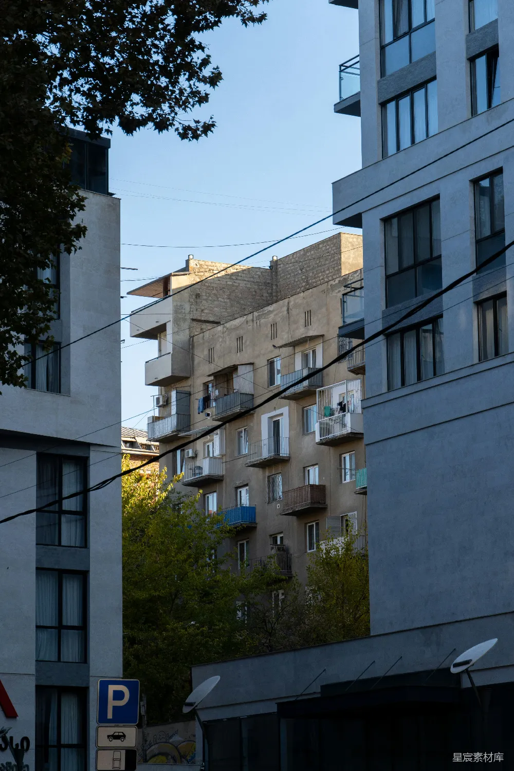 高清摄影 城市 建筑 老式 住宅 都市 城市街景中的老式建筑
