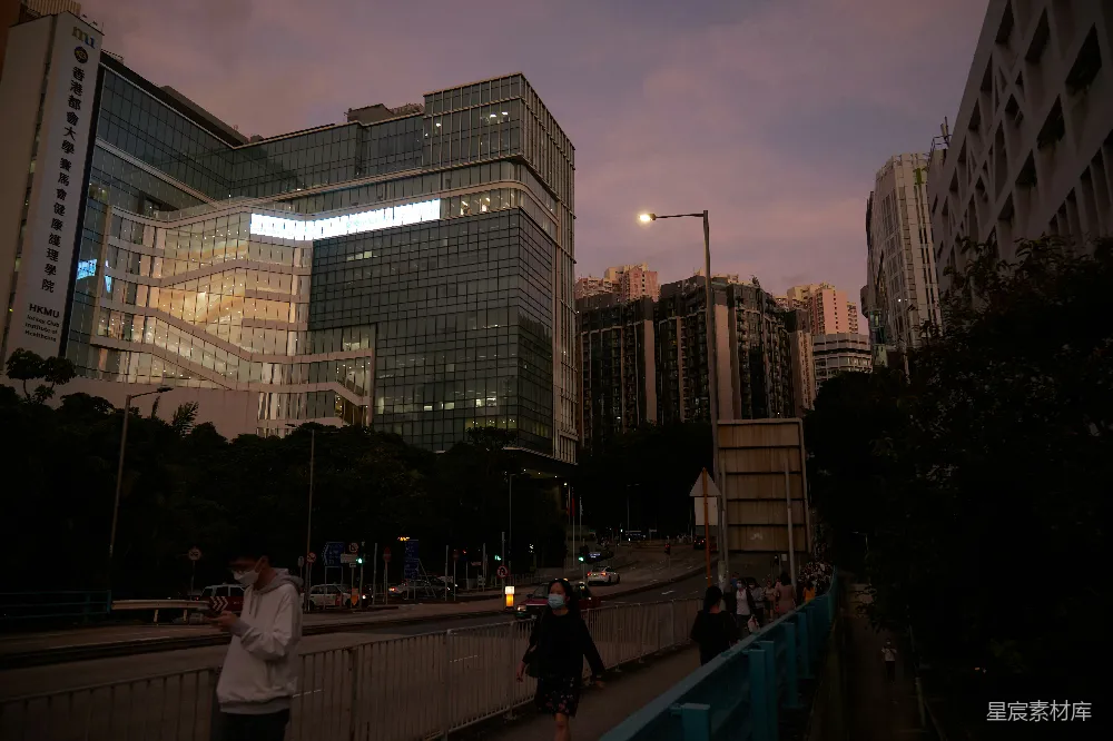 高清摄影 城市 黄昏 大学 建筑 行人 黄昏时分的香港都会大学校园