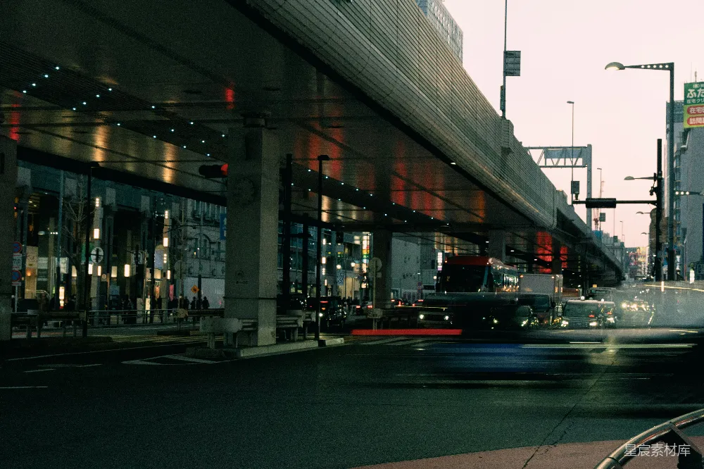 高清摄影 城市 黄昏 桥梁 街道 交通工具 都市黄昏下的桥下场景