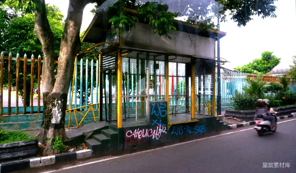 高清摄影 街道 小屋 摩托车 生活场景 城市 路边的小屋与摩托车
