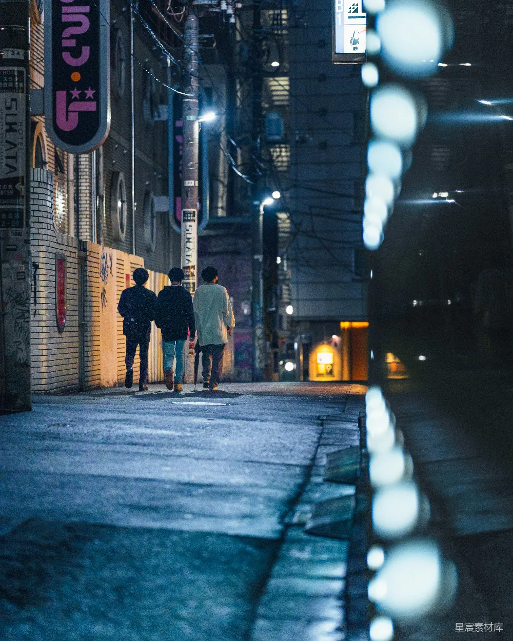 高清摄影 城市夜景 三人同行 雨景 街头巷尾 夜晚 夜雨中的三人同行