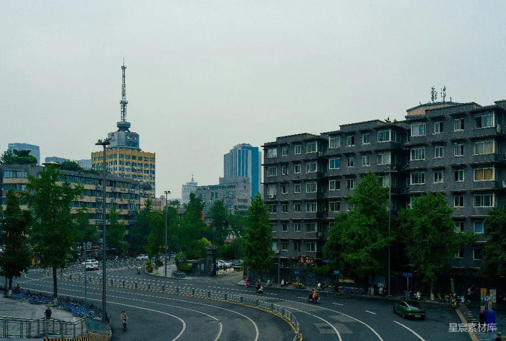 高清摄影 城市街景 现代建筑 老旧住宅 交通繁忙 日常生活 城市街景：现代与老旧的对比