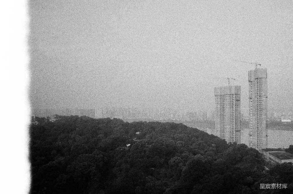 高清摄影 城市景观 黑白摄影 雾景 自然与建筑 城市风貌 雾中城市与自然的交界