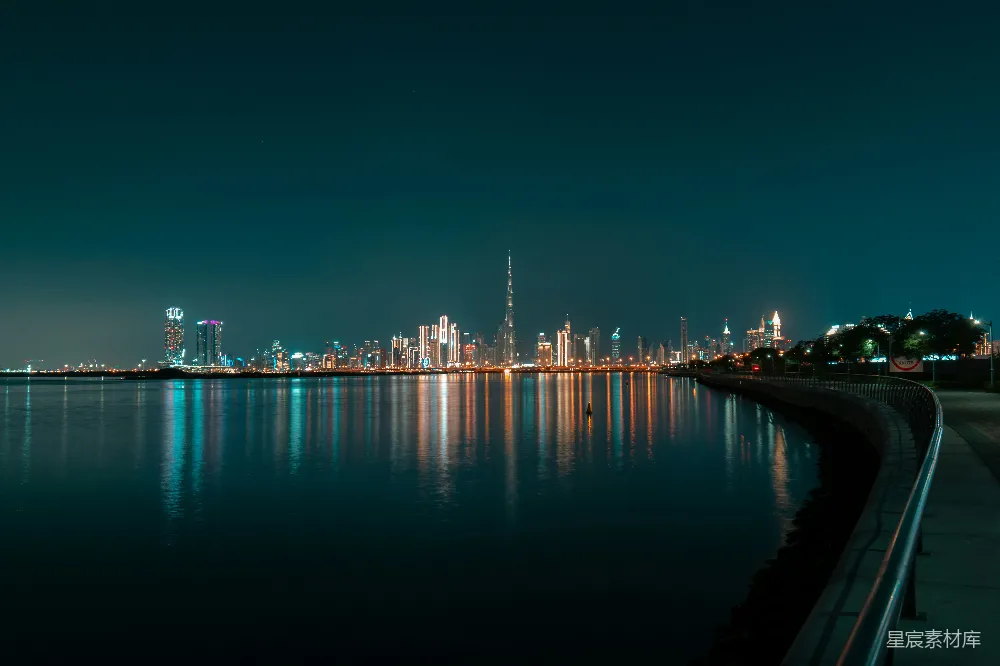 高清摄影 迪拜 夜景 城市天际线 水景 现代都市 迪拜夜景：城市与水的交响
