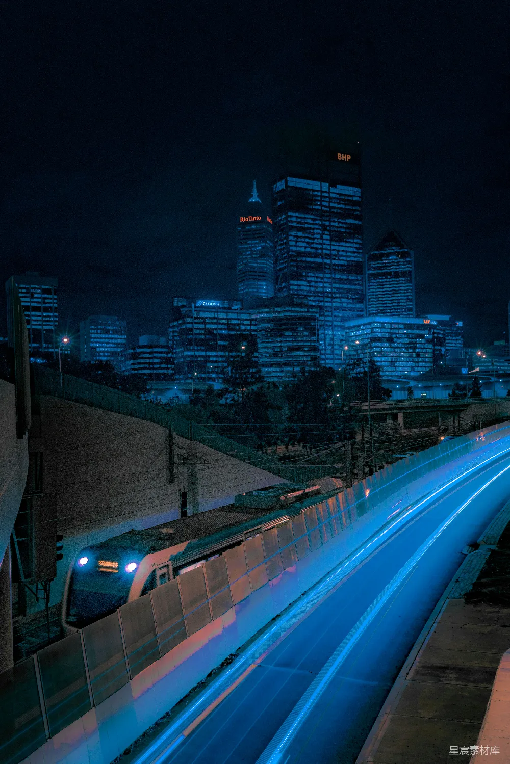 高清摄影 城市 夜景 火车 现代 都市 城市夜景中的火车