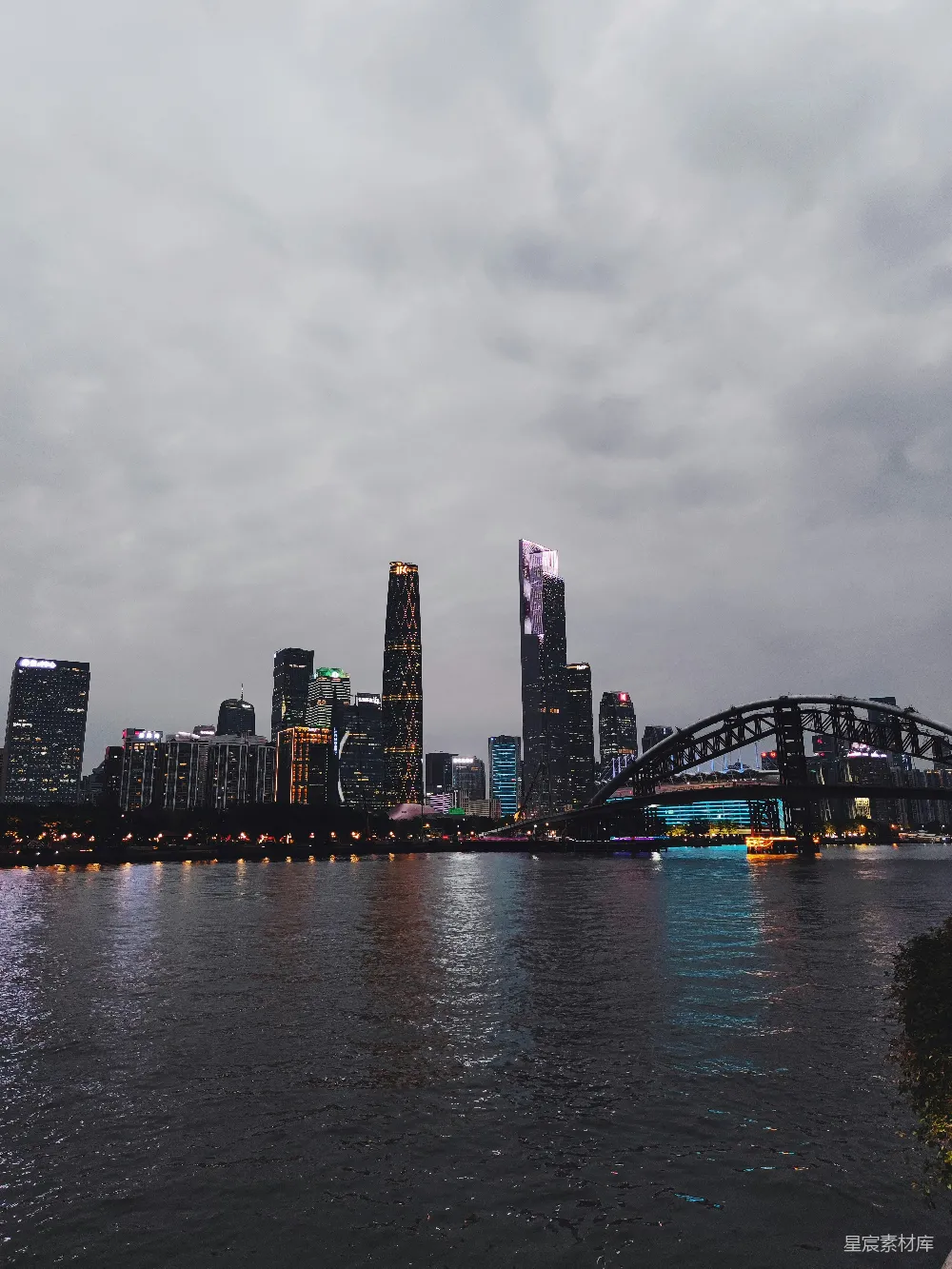 高清摄影 城市夜景 桥梁 现代建筑 都市风光 河畔 夜幕下的城市之光