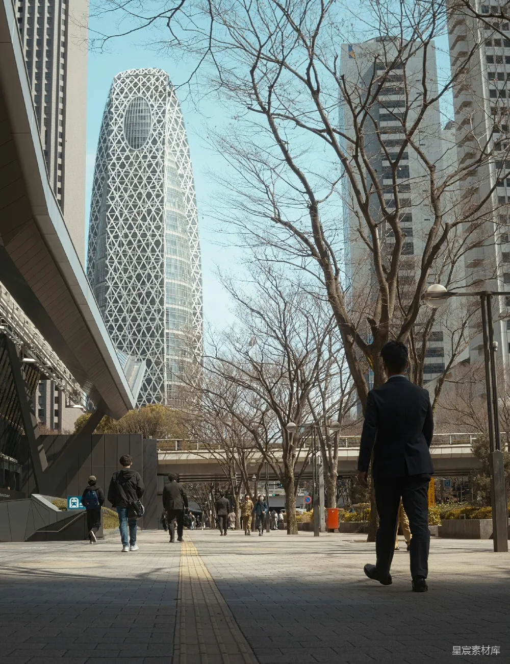 高清摄影 都市风光 现代建筑 行人 城市生活 商务氛围 都市中的现代建筑与行人