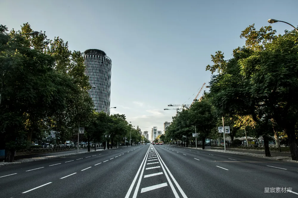 高清摄影 城市 街道 建筑 绿化 晴天 城市中的宁静街道