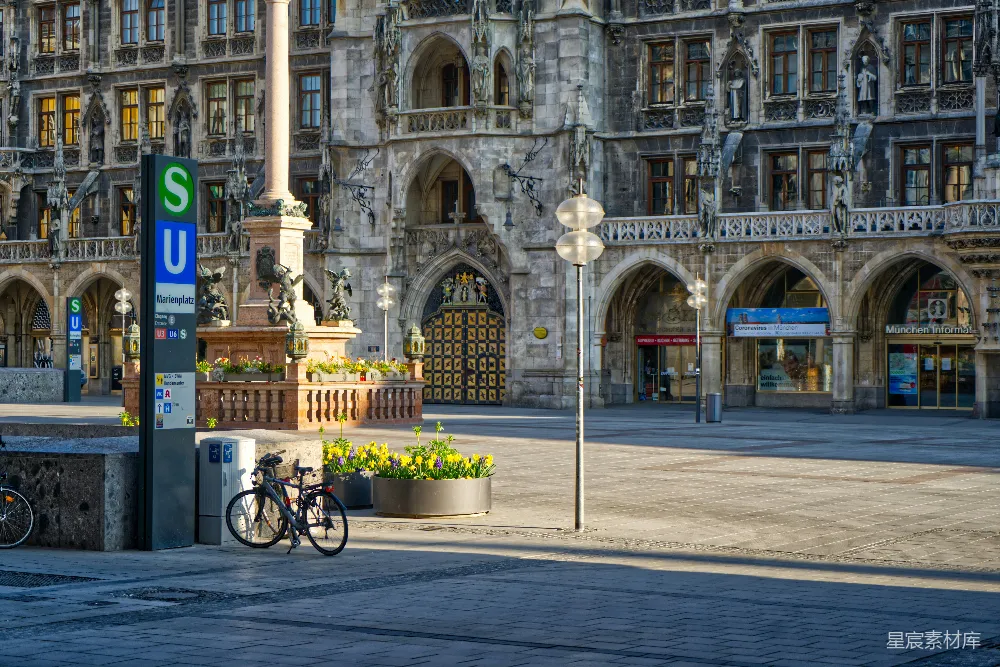 高清摄影 城市景观 历史建筑 城市广场 地铁站 欧洲 慕尼黑 Marienplatz 地铁站前的宁静