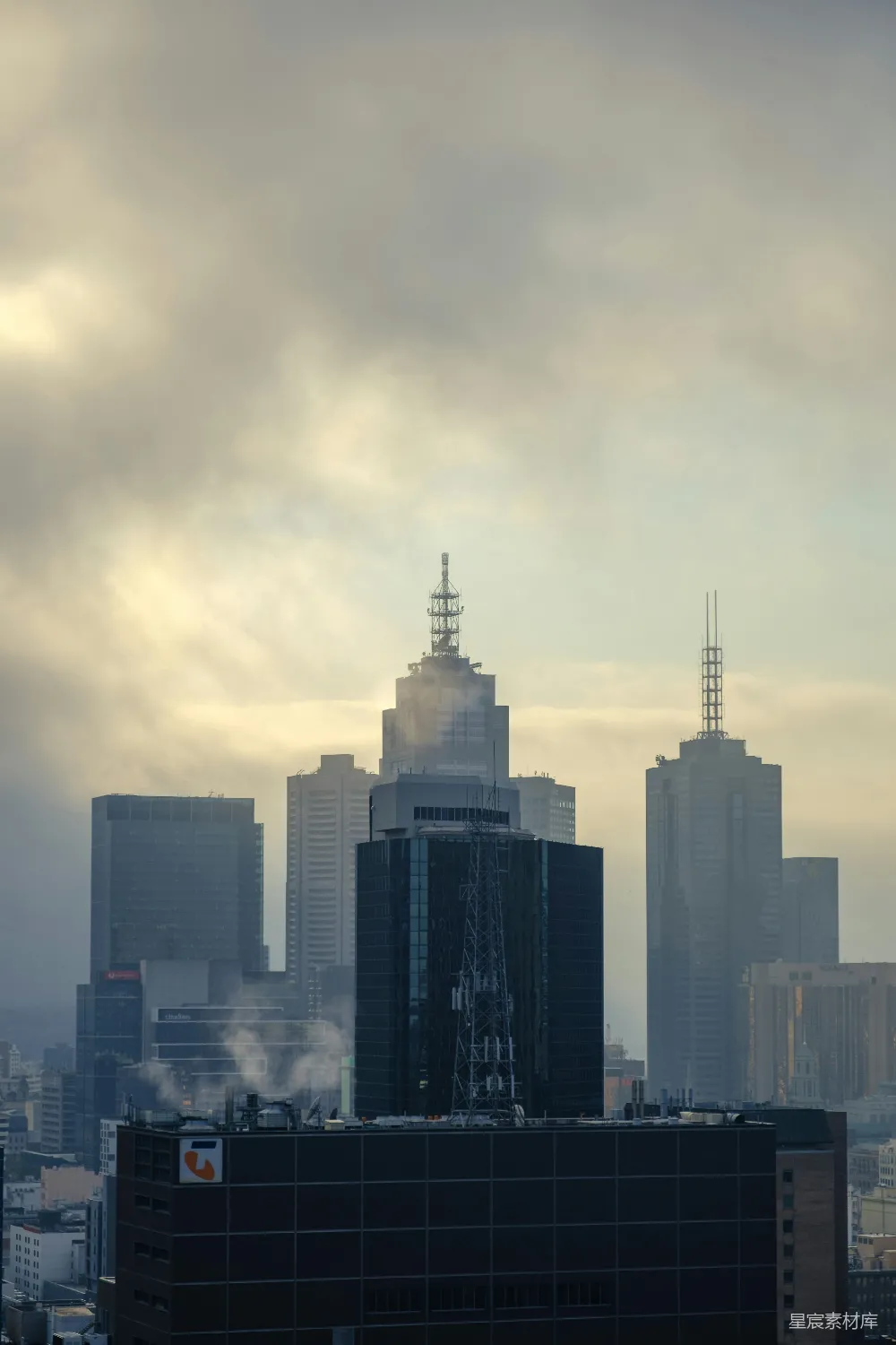 高清摄影 城市 建筑 雾气 天际线 清晨 雾中城市天际线