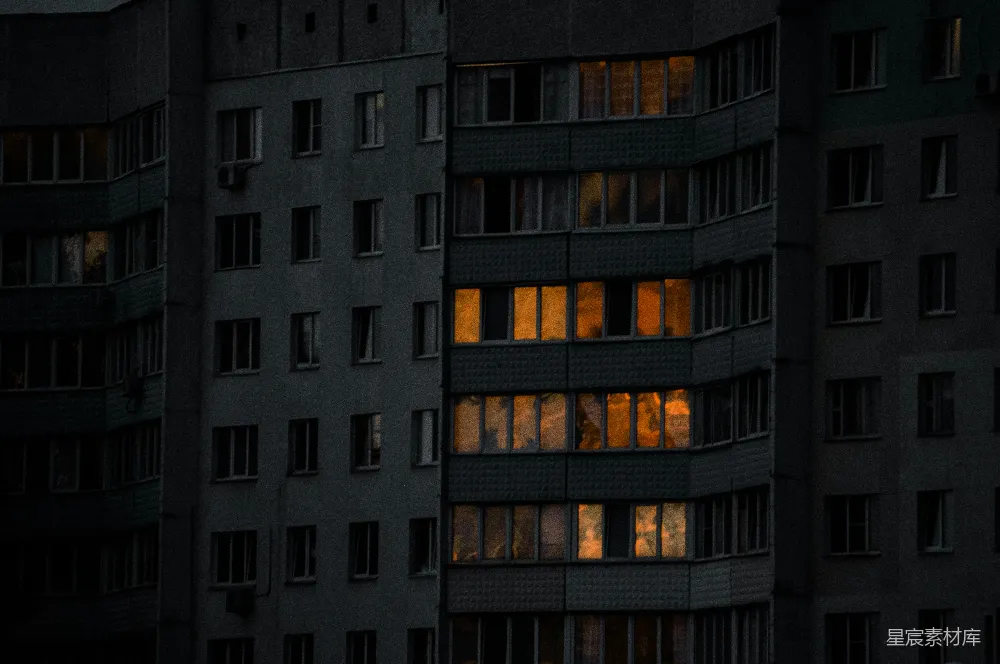 高清摄影 建筑 城市 夜晚 灯光 城市生活 昏暗中亮起的温暖光芒
