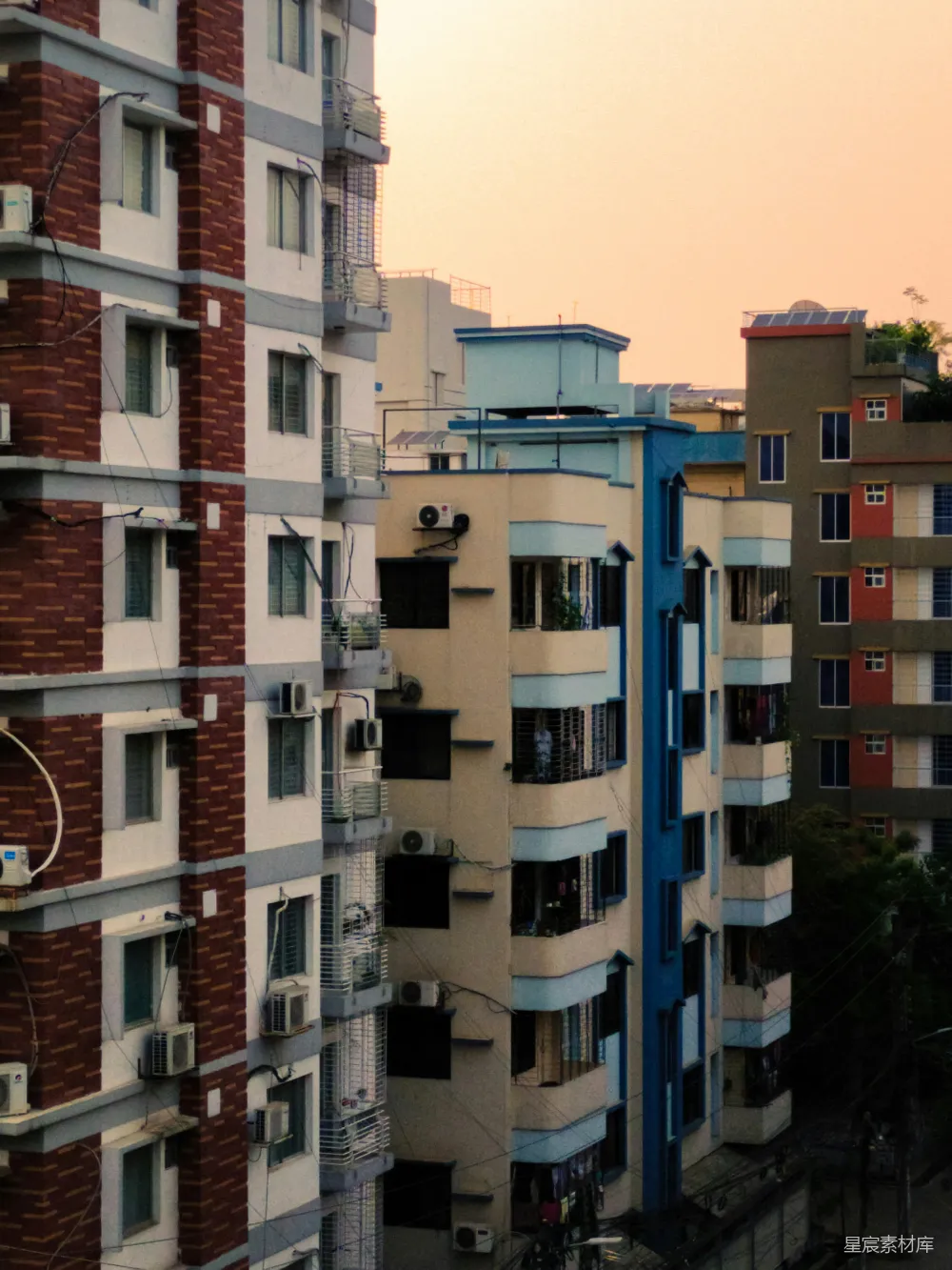 高清摄影 建筑 夕阳 城市 住宅 都市 夕阳下的公寓建筑