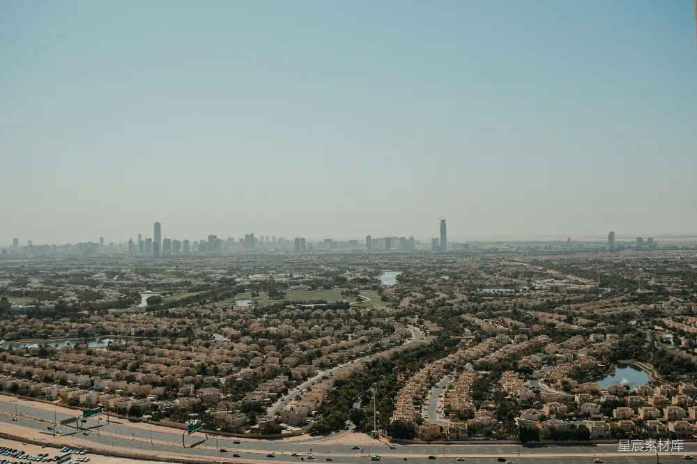 高清摄影 迪拜 城市景观 现代都市 自然环境 建筑 迪拜全景：现代与自然的和谐共存
